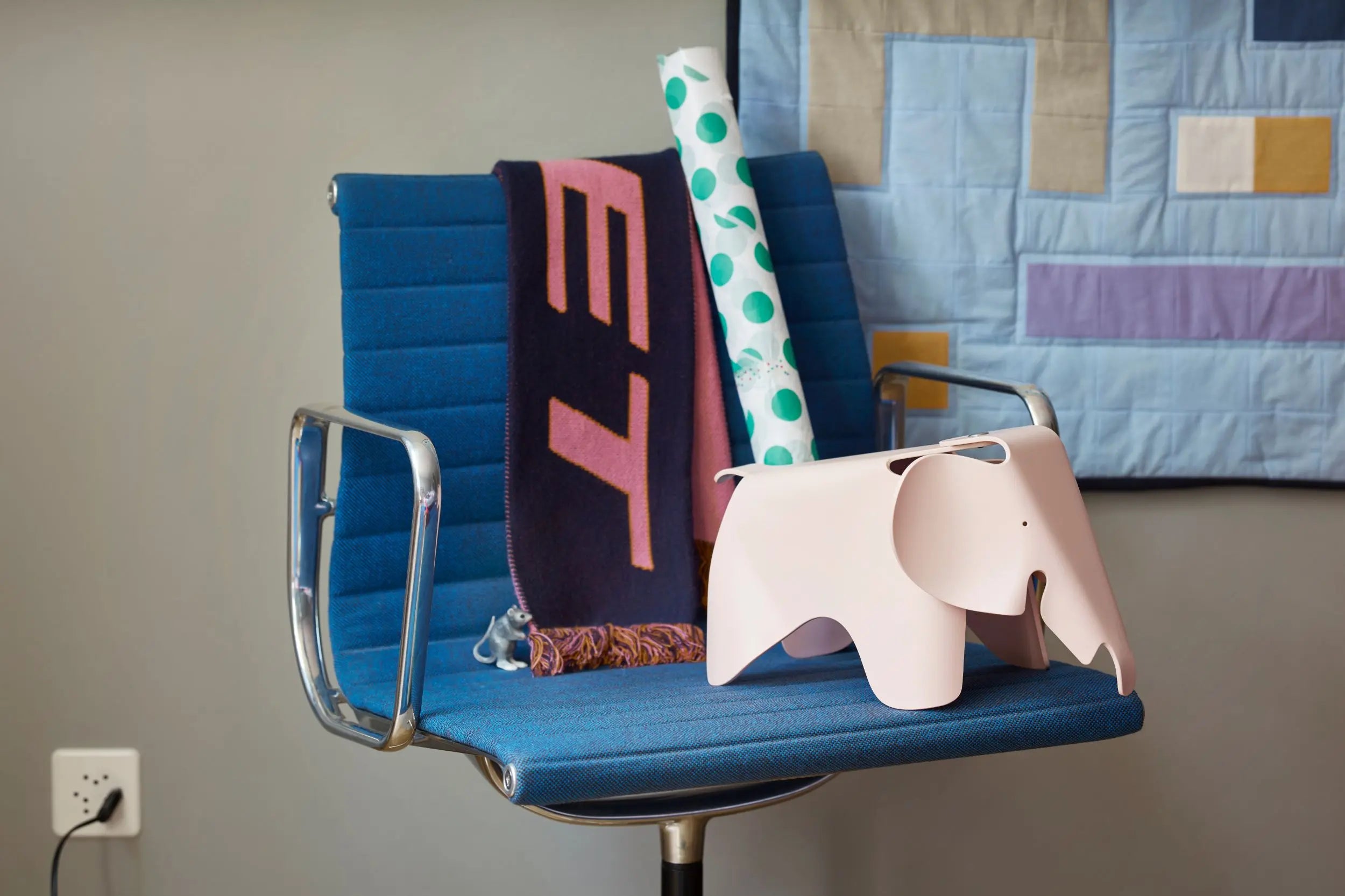 Vitra Eames Elephant pieni RE vaalea roosa Vitra