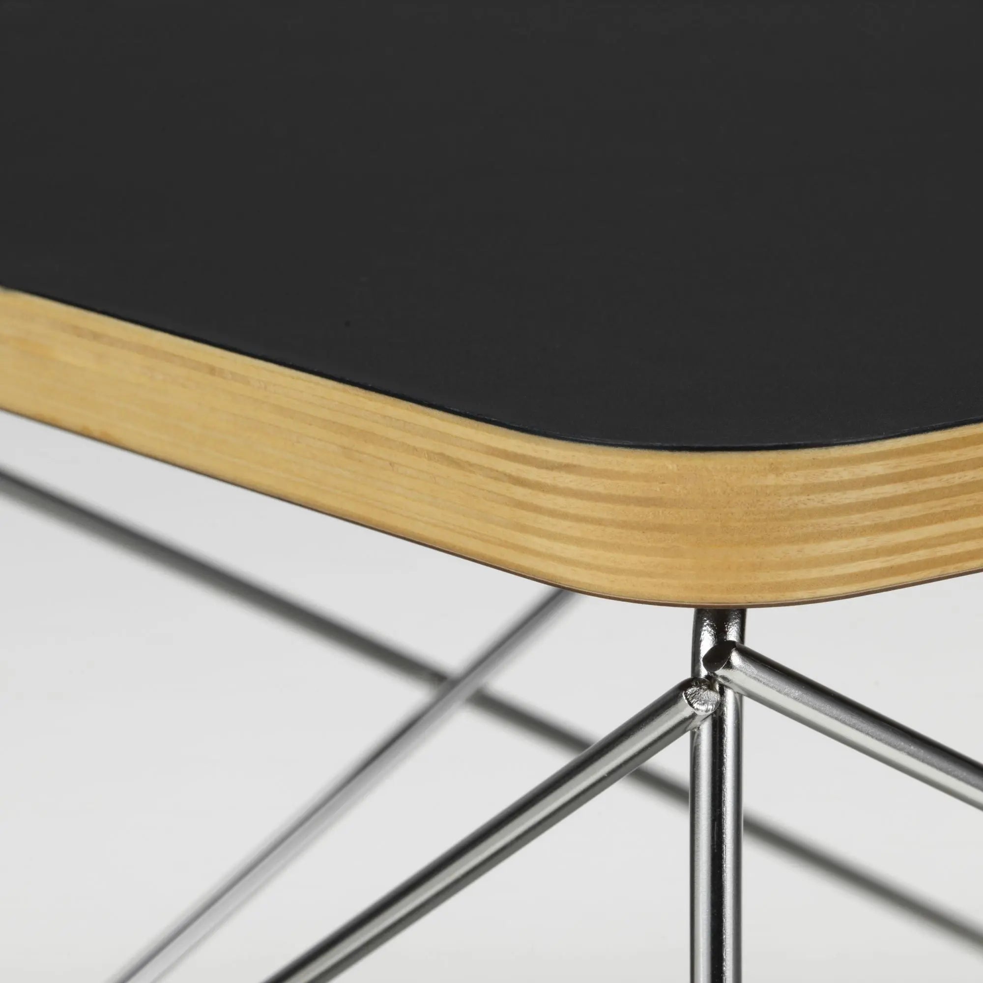 Vitra Eames LTR Occasional pöytä musta/ruostumaton teräs Vitra