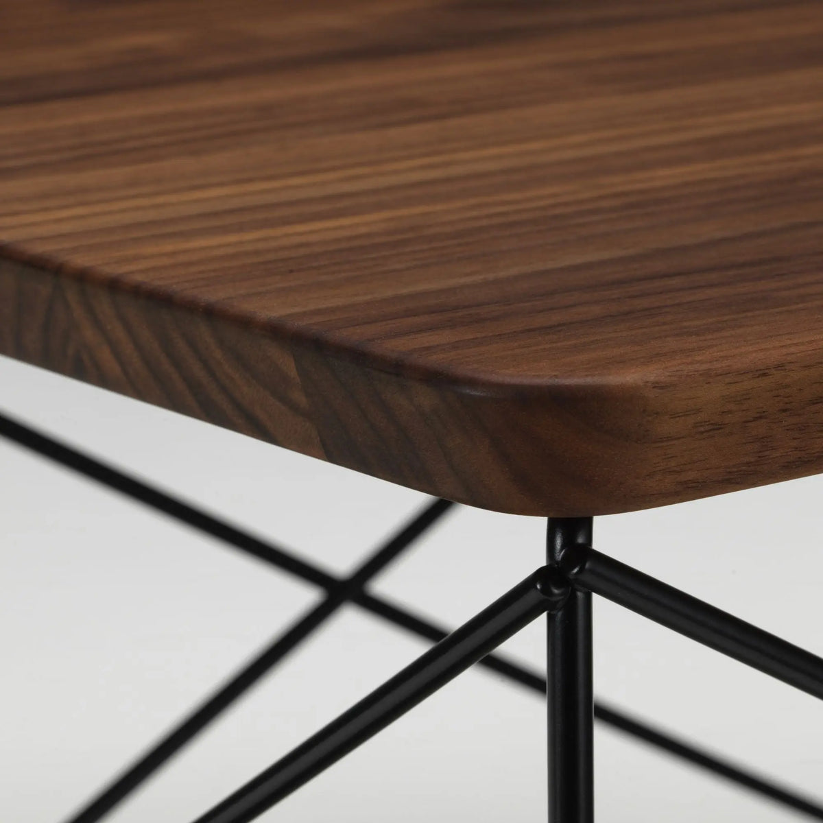 Vitra Eames LTR Occasional pöytä pähkinä/musta Vitra