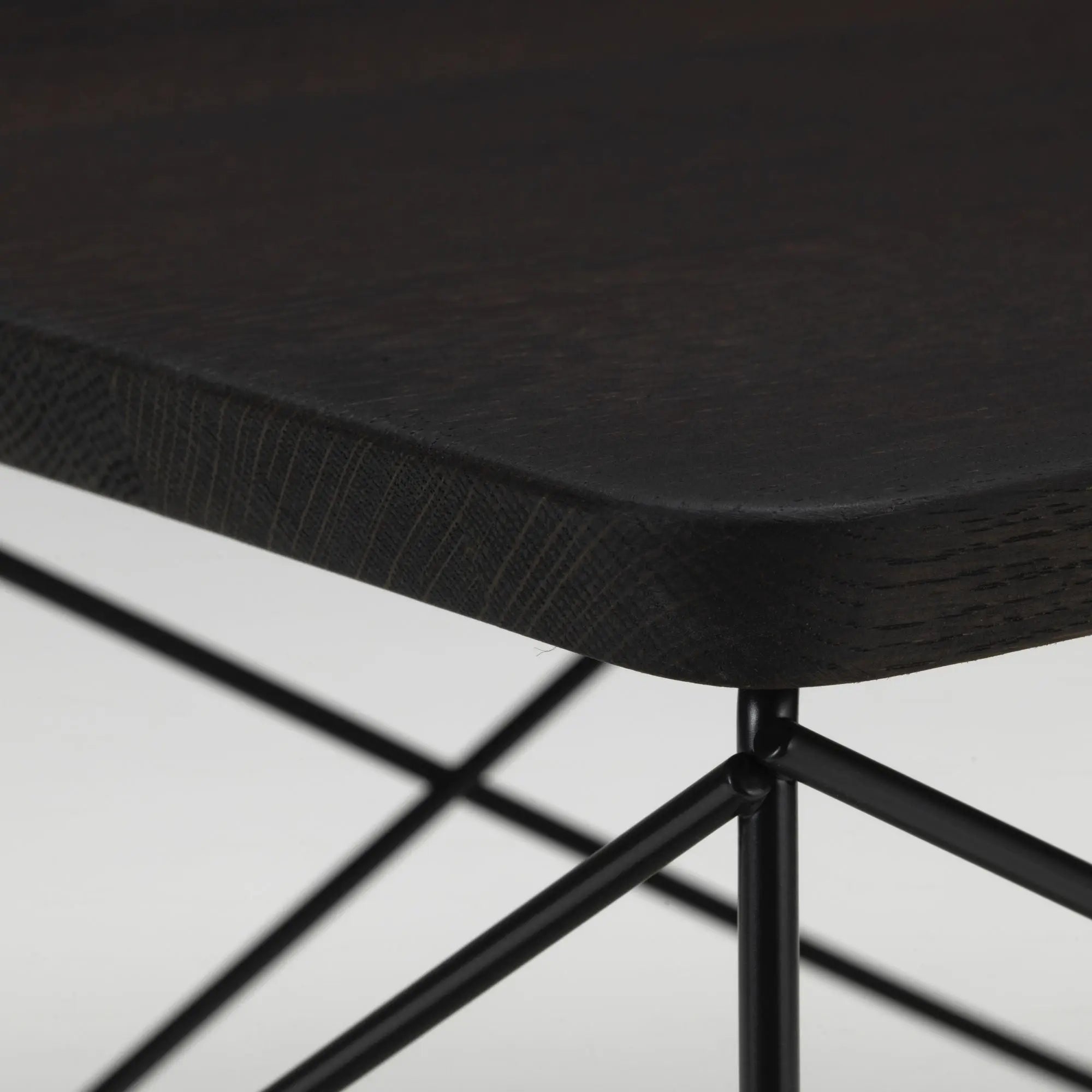 Vitra Eames LTR Occasional pöytä tumma tammi/musta Vitra