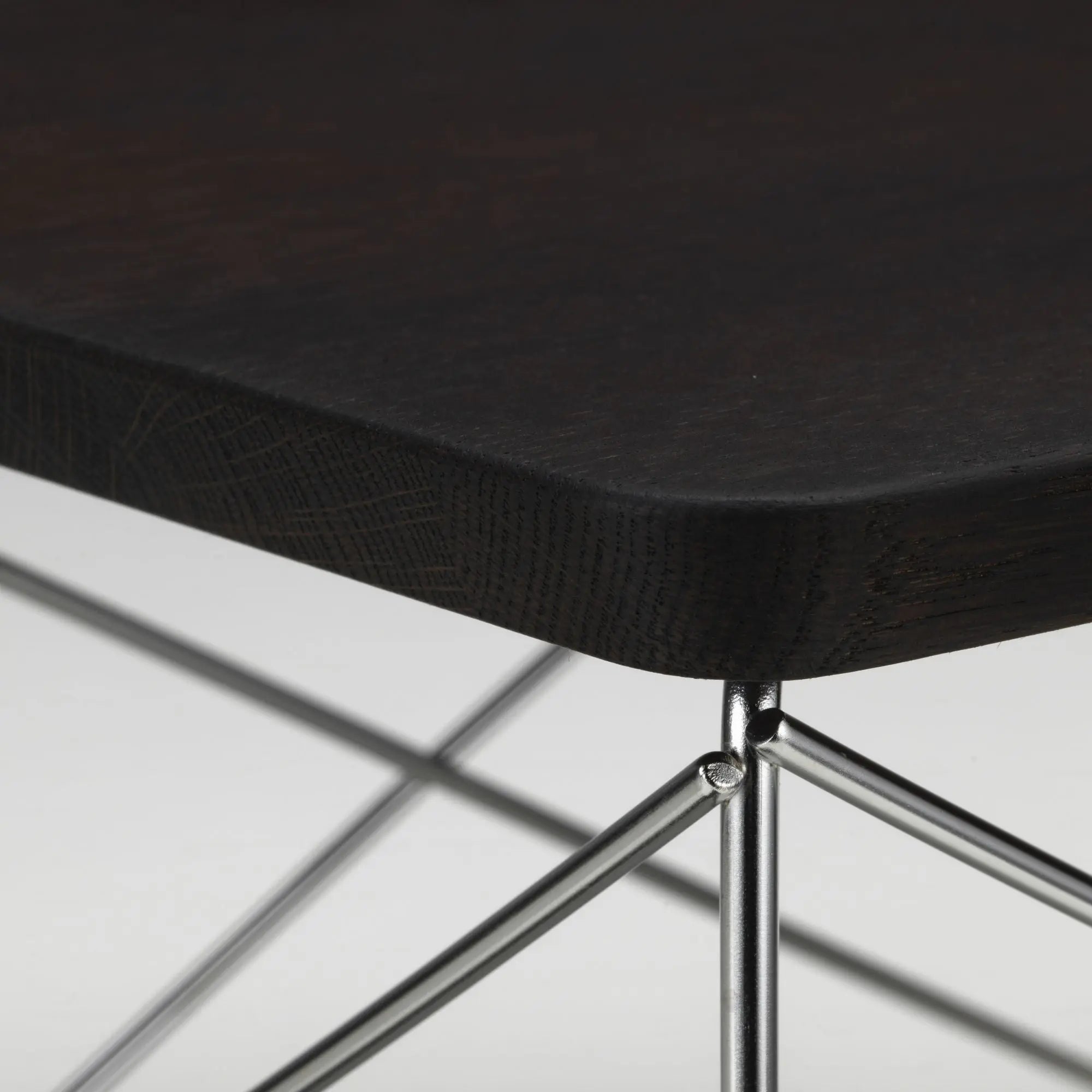 Vitra Eames LTR Occasional pöytä tumma tammi/ruostumaton teräs Vitra