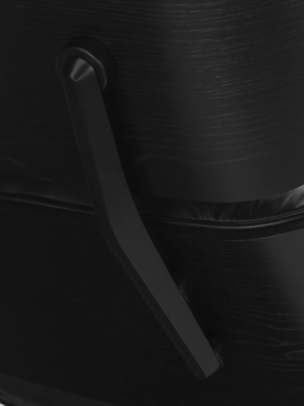 Vitra Eames Lounge Chair musta saarni/musta nahka Vitra