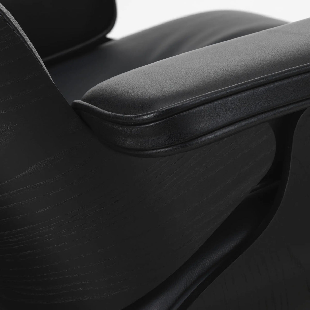 Vitra Eames Lounge Chair musta saarni/musta nahka Vitra