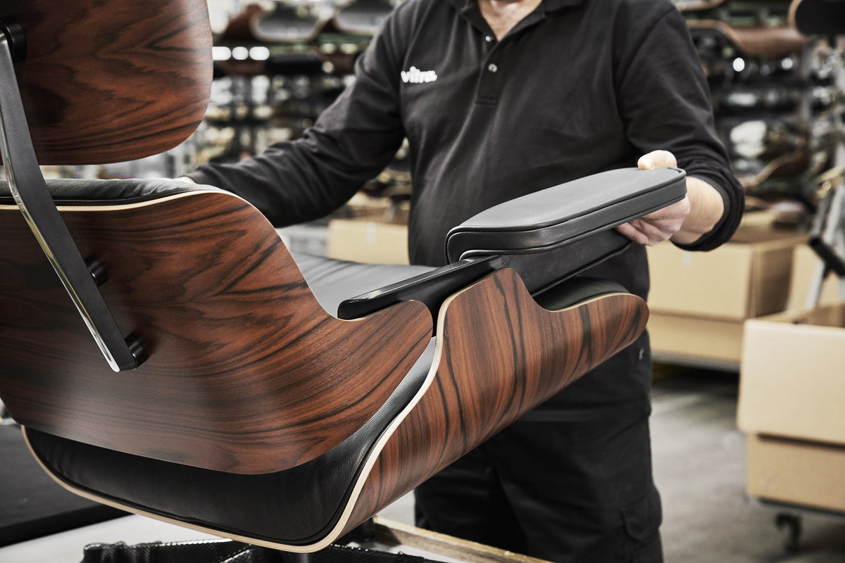 Vitra Eames Lounge Chair palisanteri/musta nahka - Laatukaluste