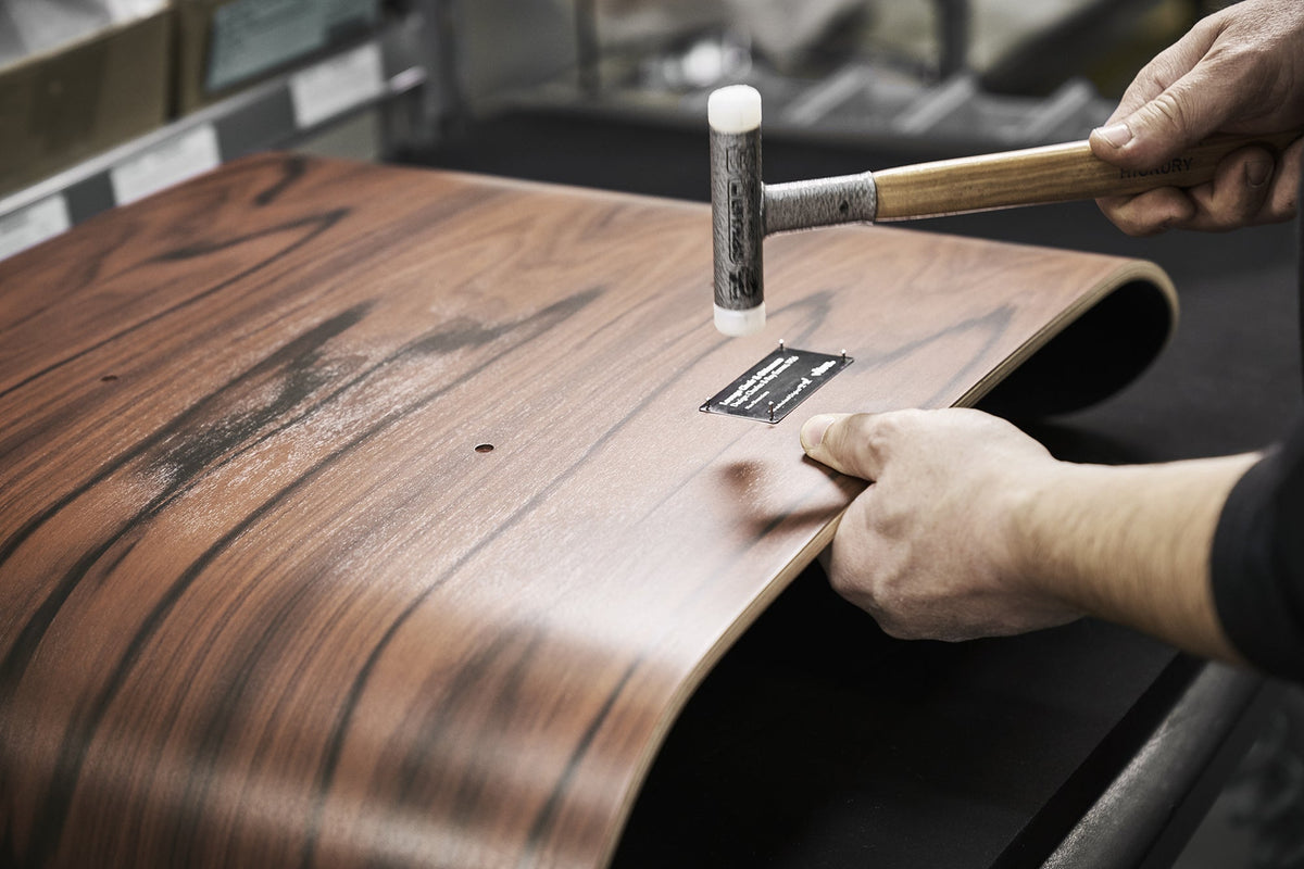 Vitra Eames Lounge Chair palisanteri/musta nahka - Laatukaluste