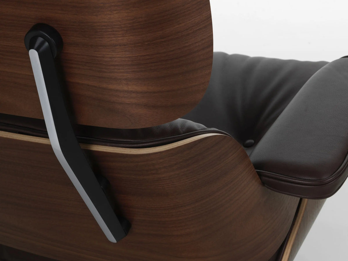 Vitra Eames Lounge Chair tumma pähkinä/ruskea nahka Vitra