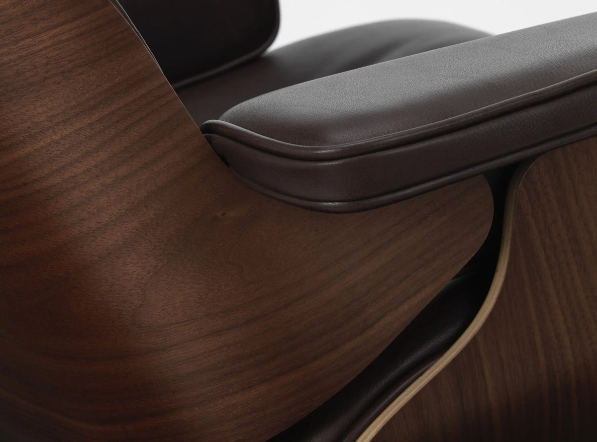 Vitra Eames Lounge Chair tumma pähkinä/ruskea nahka Vitra