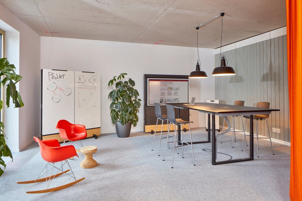 Vitra Eames RAR keinutuoli punainen/vaahtera - Laatukaluste