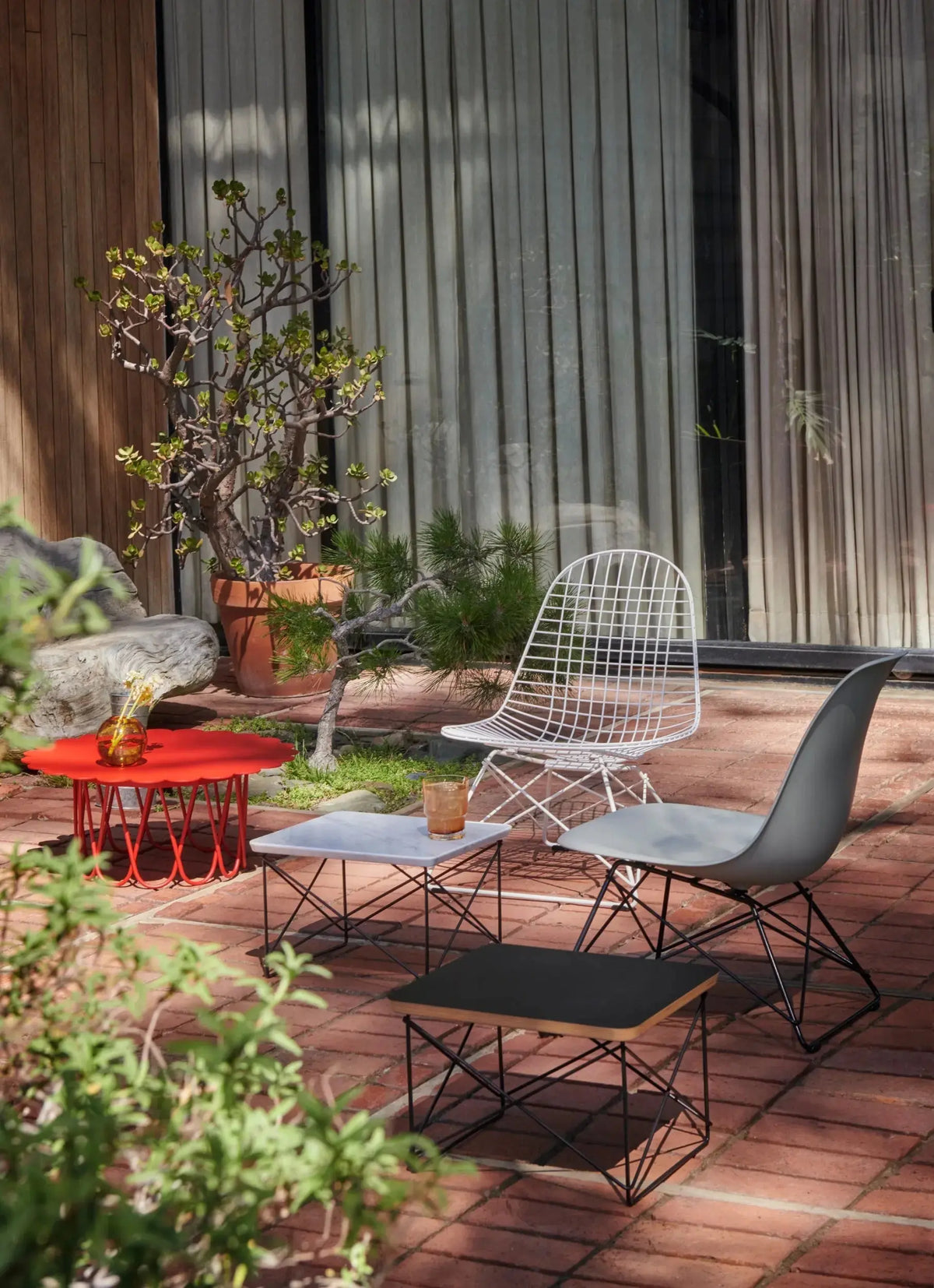 Vitra Flower pöytä pieni karmiininpunainen Vitra