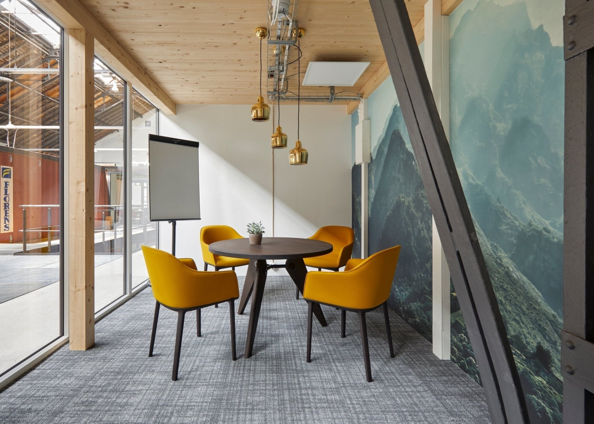 Vitra Guéridon pöytä Ø105 tumma tammi - Laatukaluste