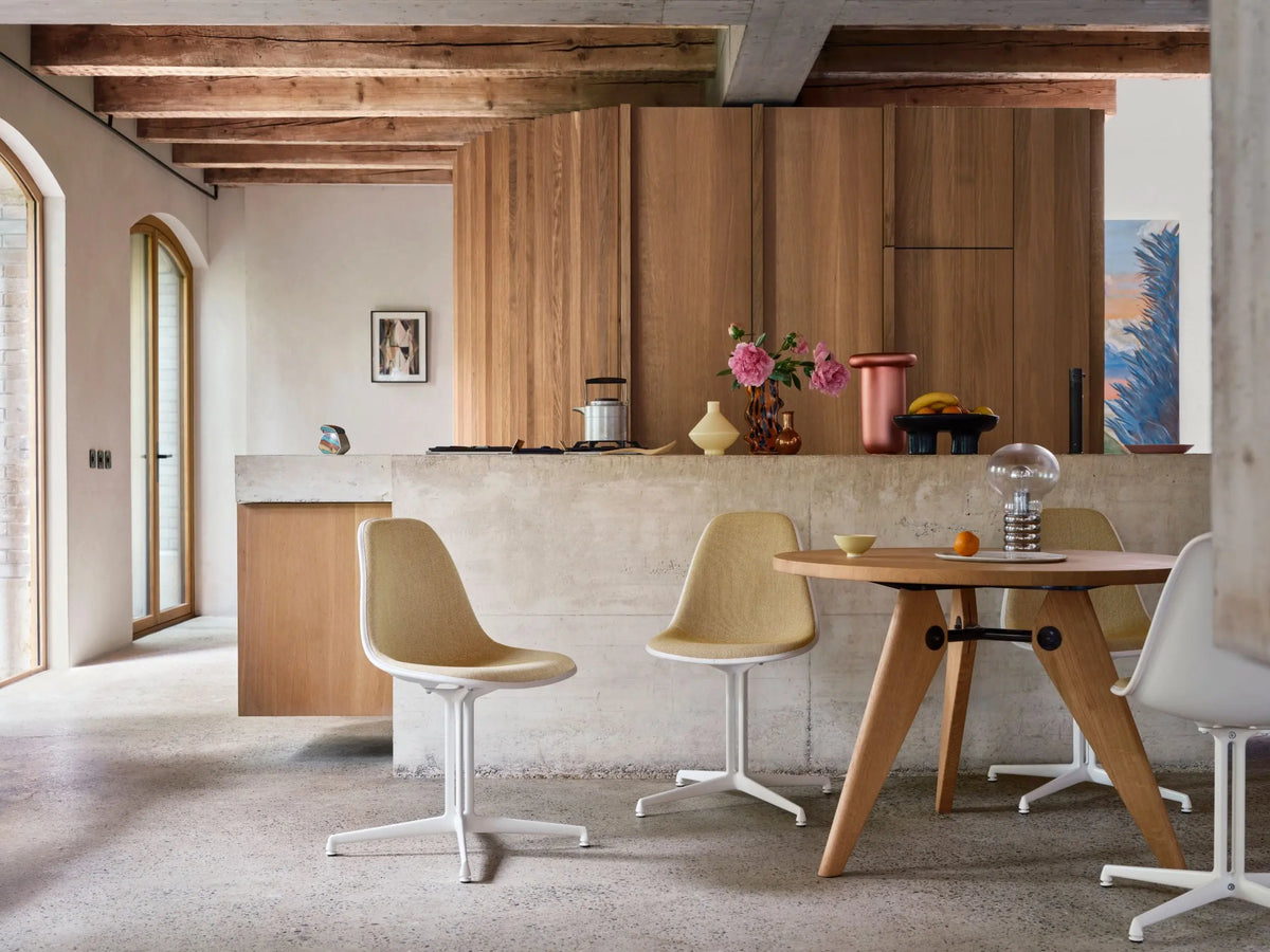 Vitra Guéridon pöytä Ø90 öljytty tammi Vitra