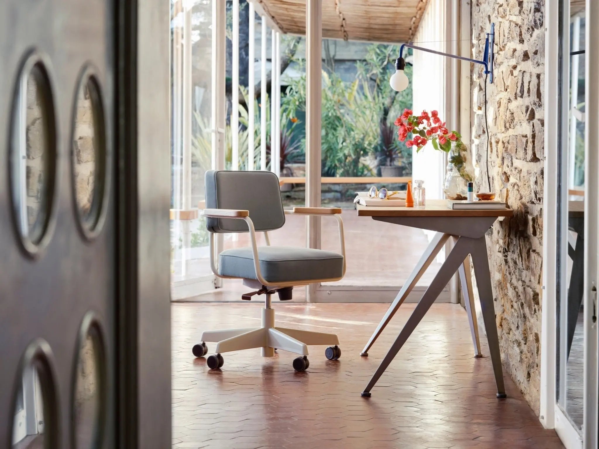 Vitra Petite Potence seinävalaisin bleu marcoule - Laatukaluste