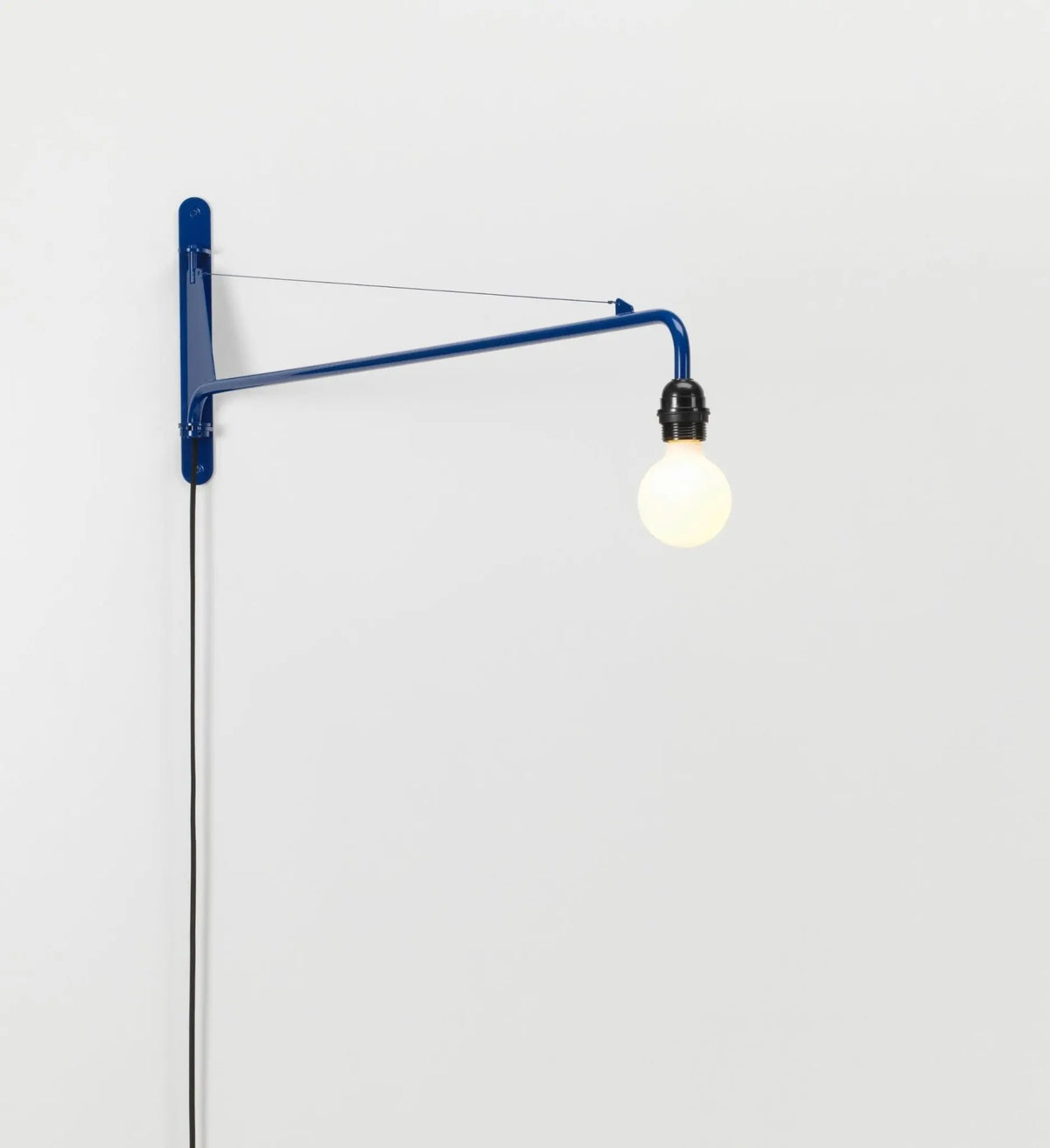 Vitra Petite Potence seinävalaisin bleu marcoule - Laatukaluste