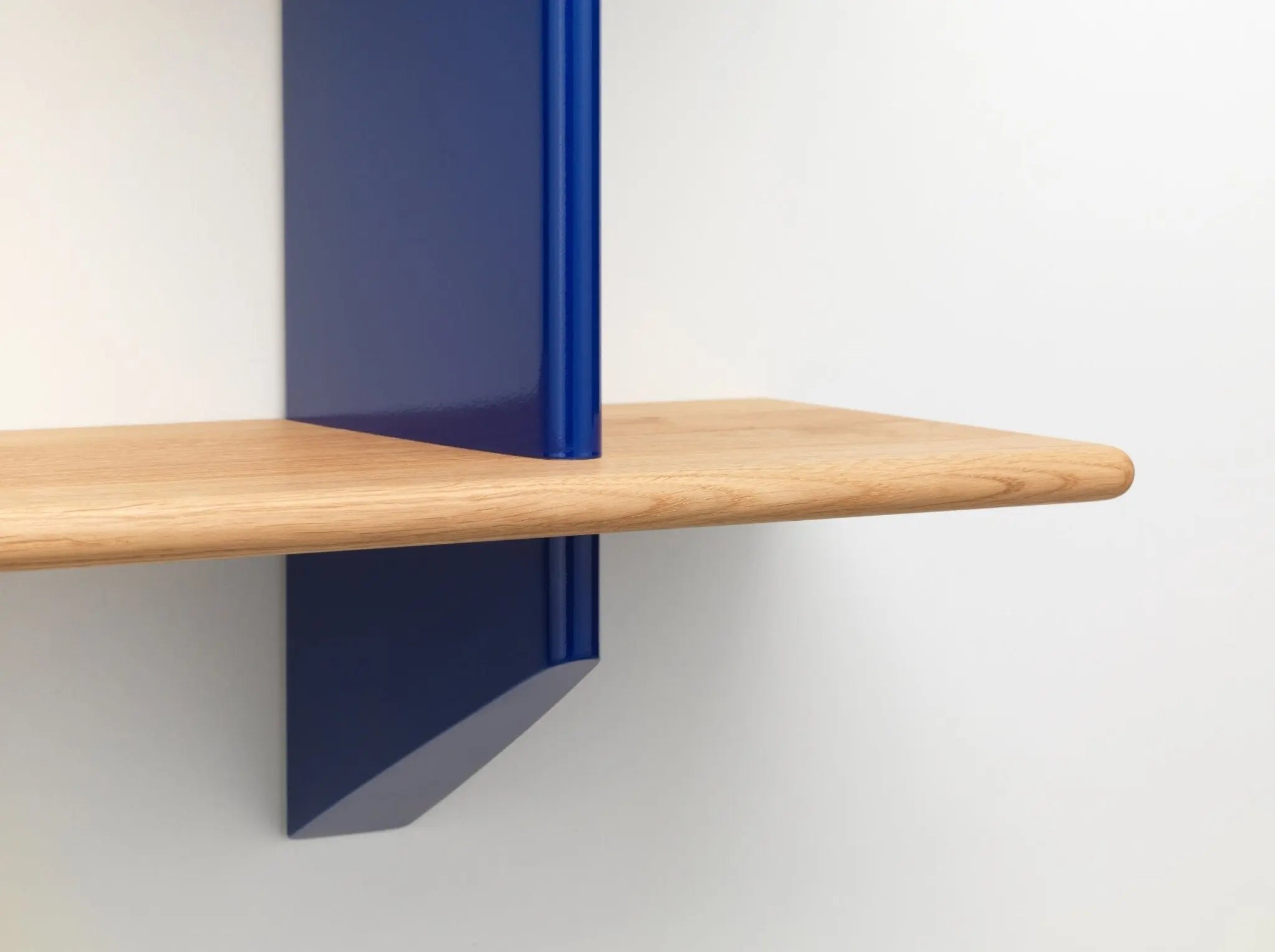 Vitra Rayonnage Mural hylly tammi/bleu marcoule - Laatukaluste