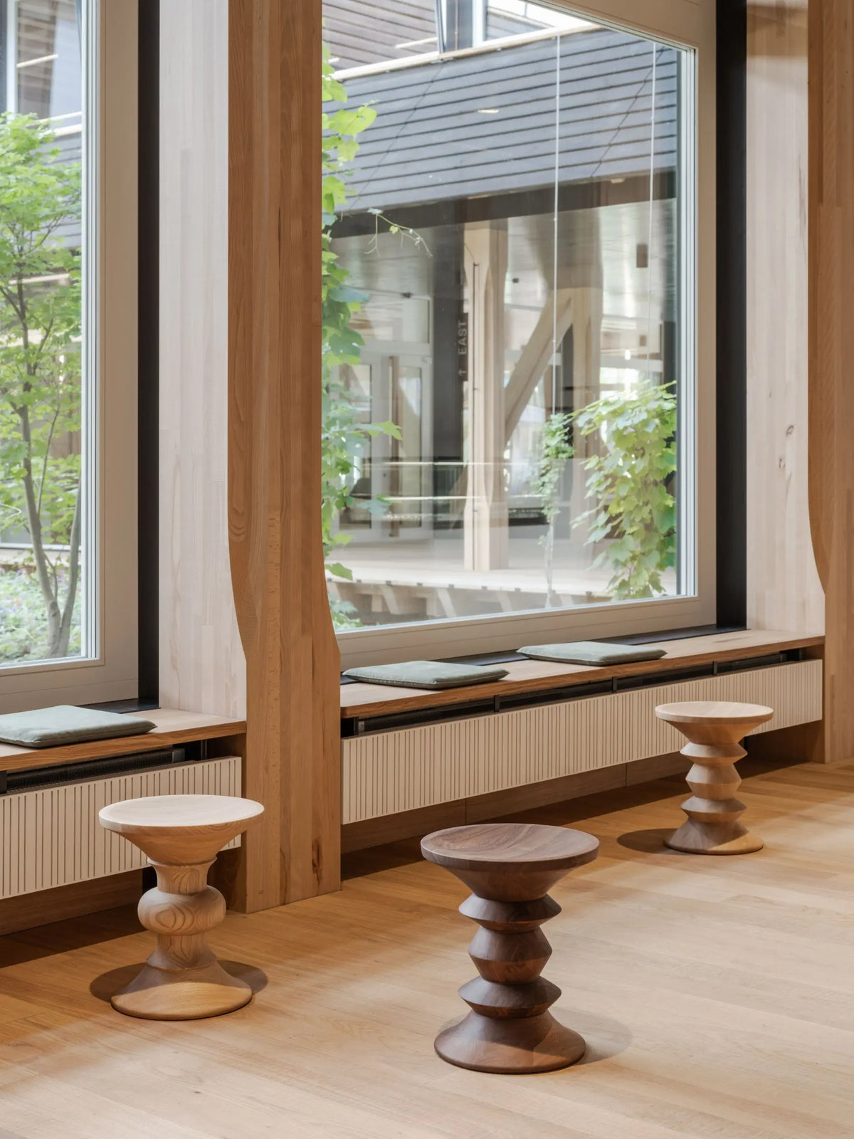 Vitra Stools malli A pähkinä Vitra