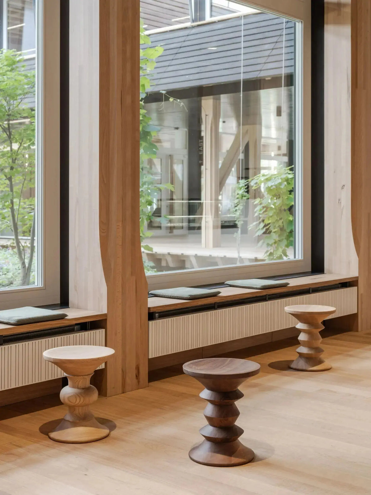 Vitra Stools malli B kastanja Vitra