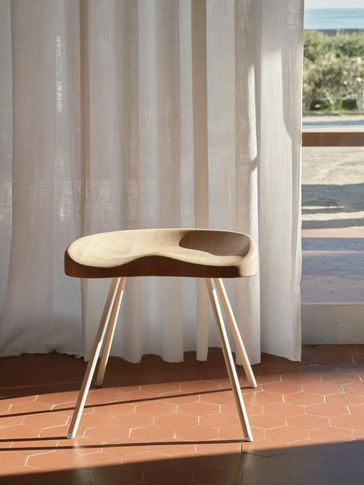 Vitra Tabouret 307 jakkara tammi - Laatukaluste