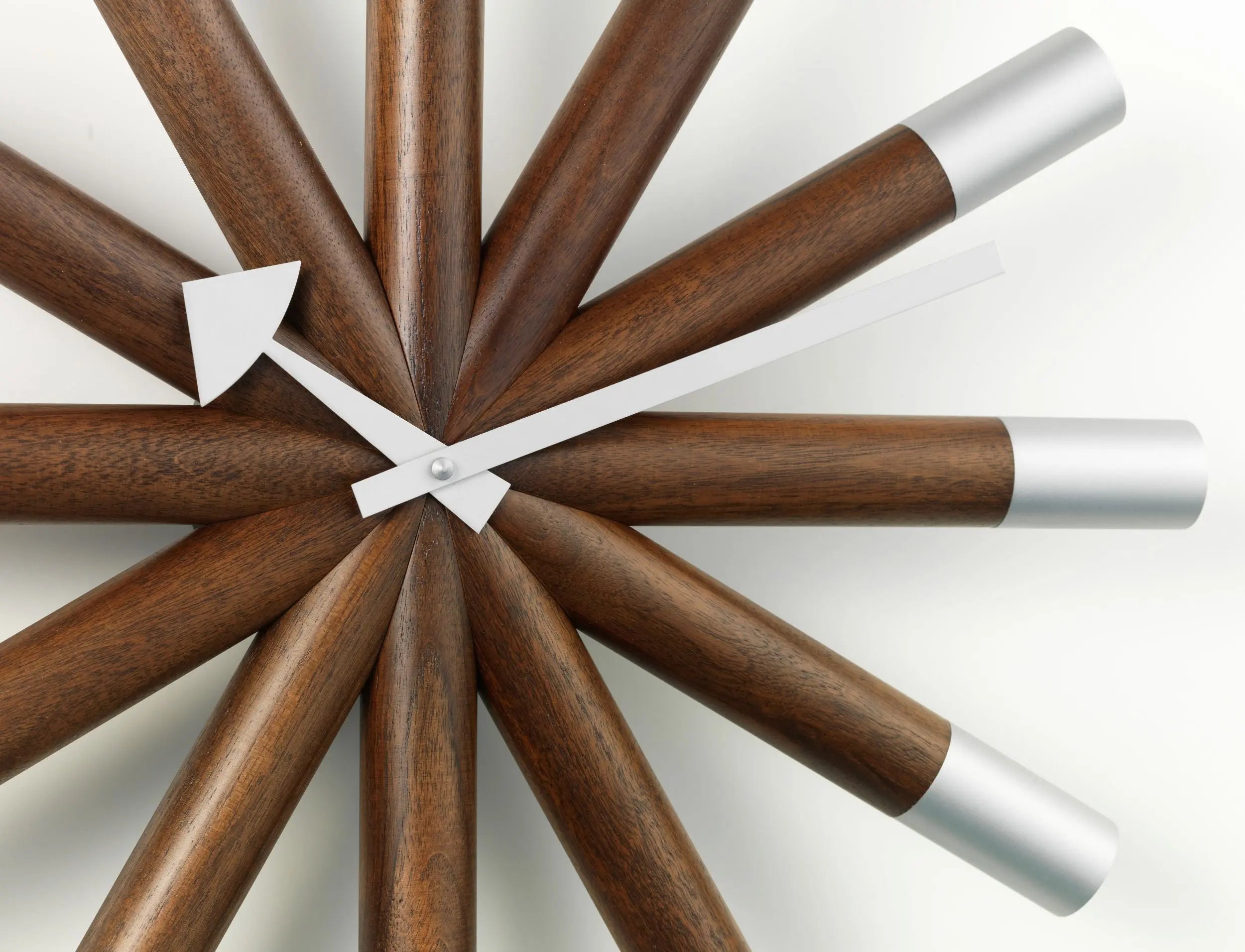 Vitra Wheel seinäkello pähkinä/alumiini Vitra