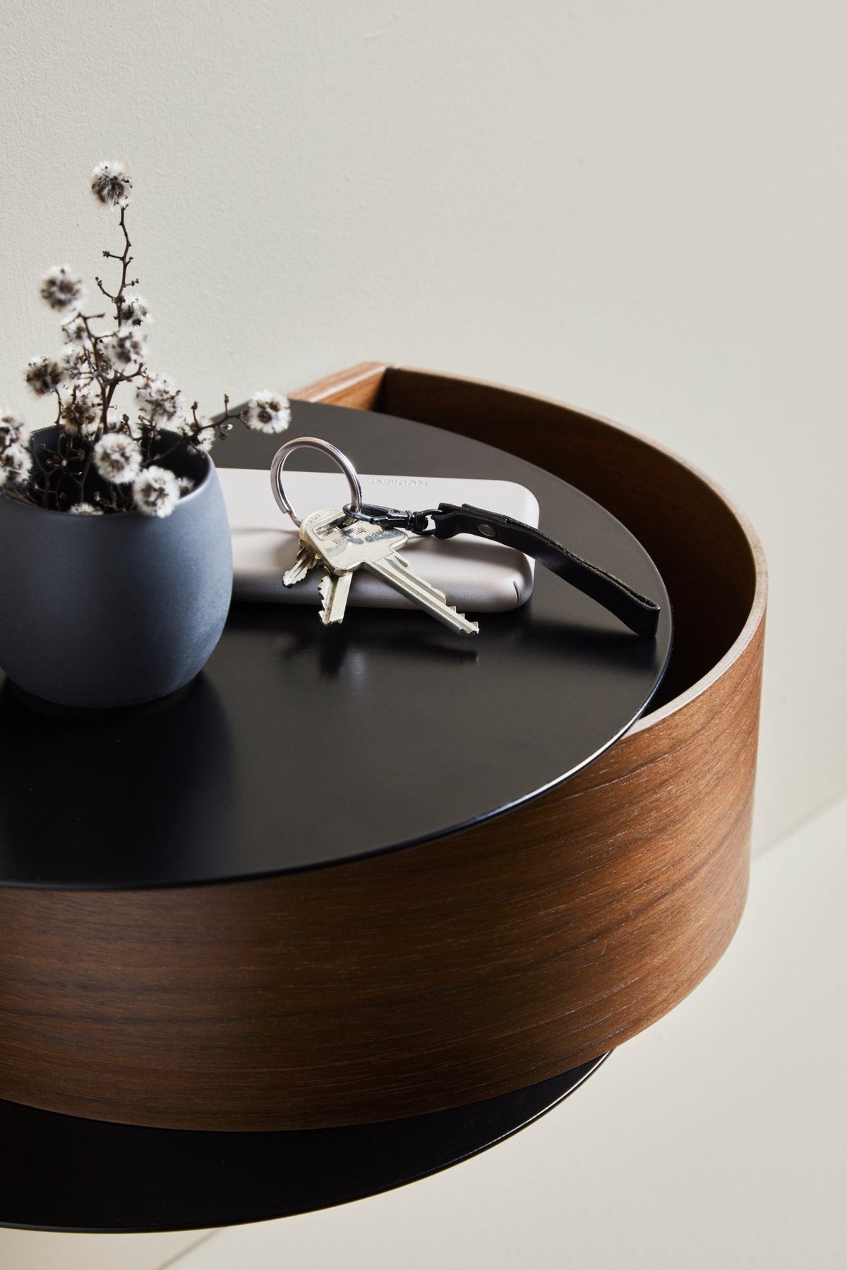 WOUD Wallie seinälaatikko pähkinä/musta - Laatukaluste