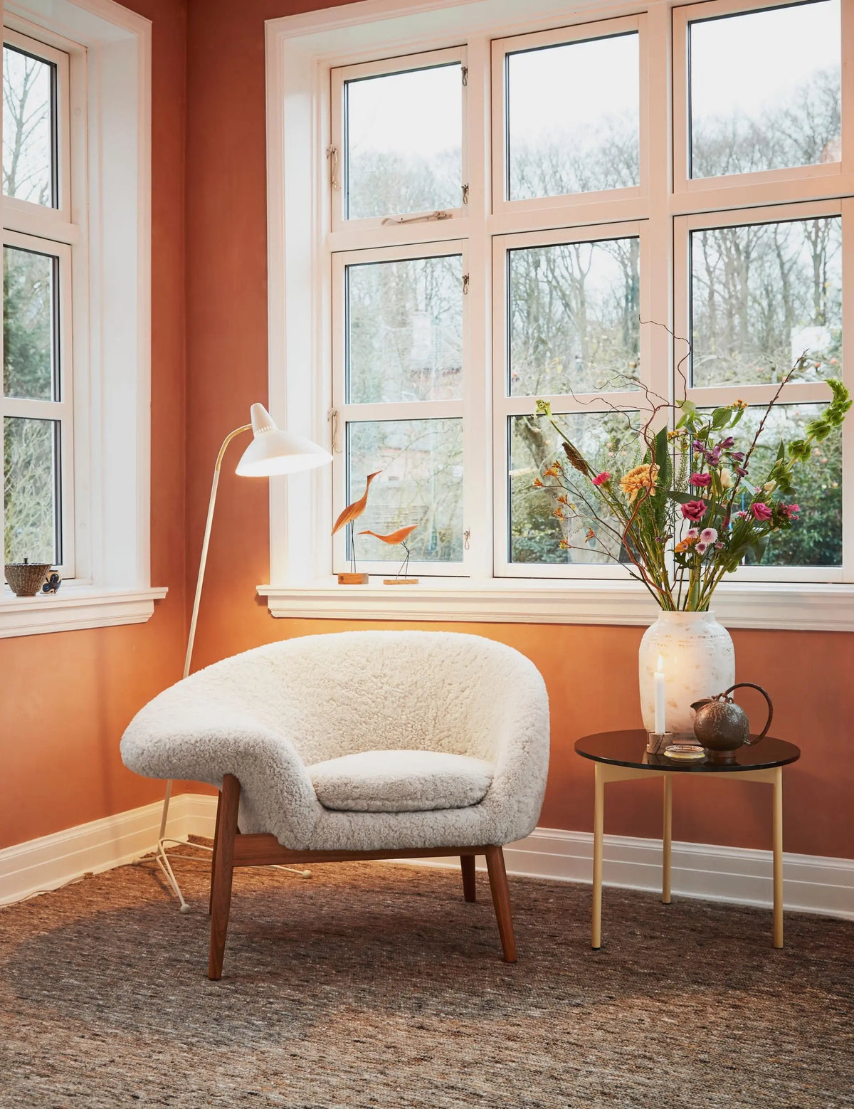 Warm Nordic Fried Egg lepotuoli öljytty tiikki/Sheepskin Curly 17 Warm Nordic