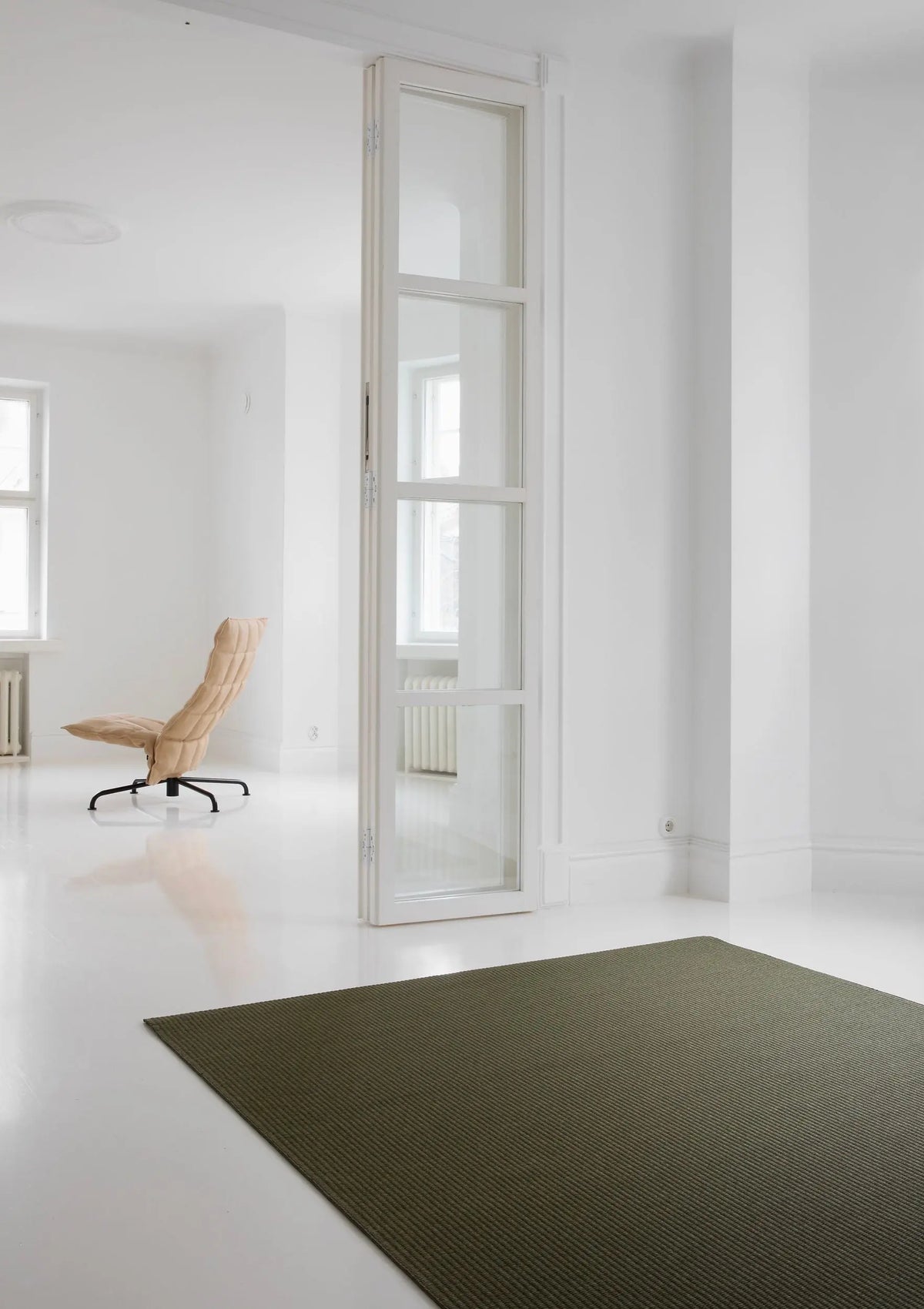 Woodnotes K-tuoli kapea, pyörivä musta ristikkojalka, natural Woodnotes