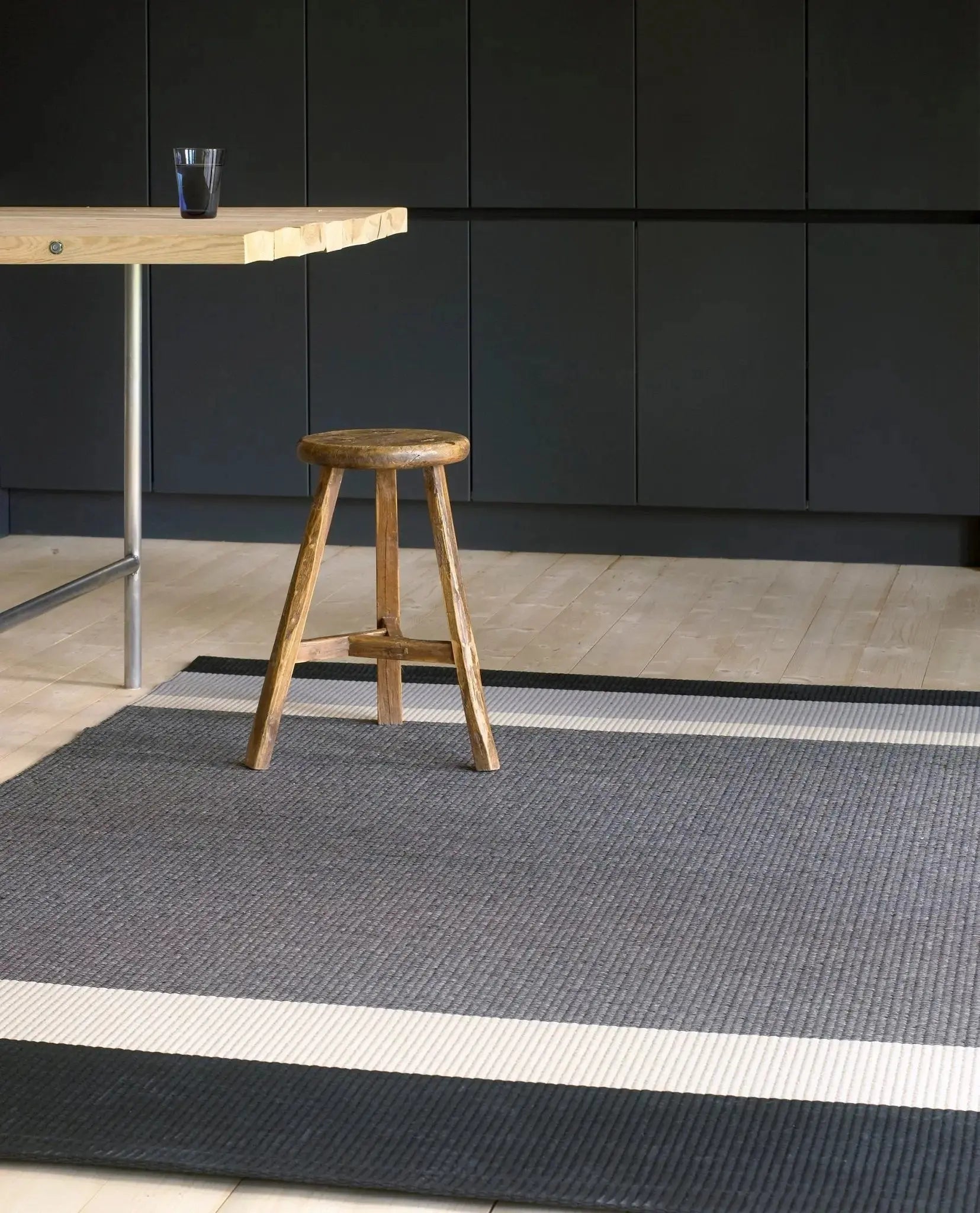 Woodnotes Panorama musta-vaaleanharmaa - Laatukaluste