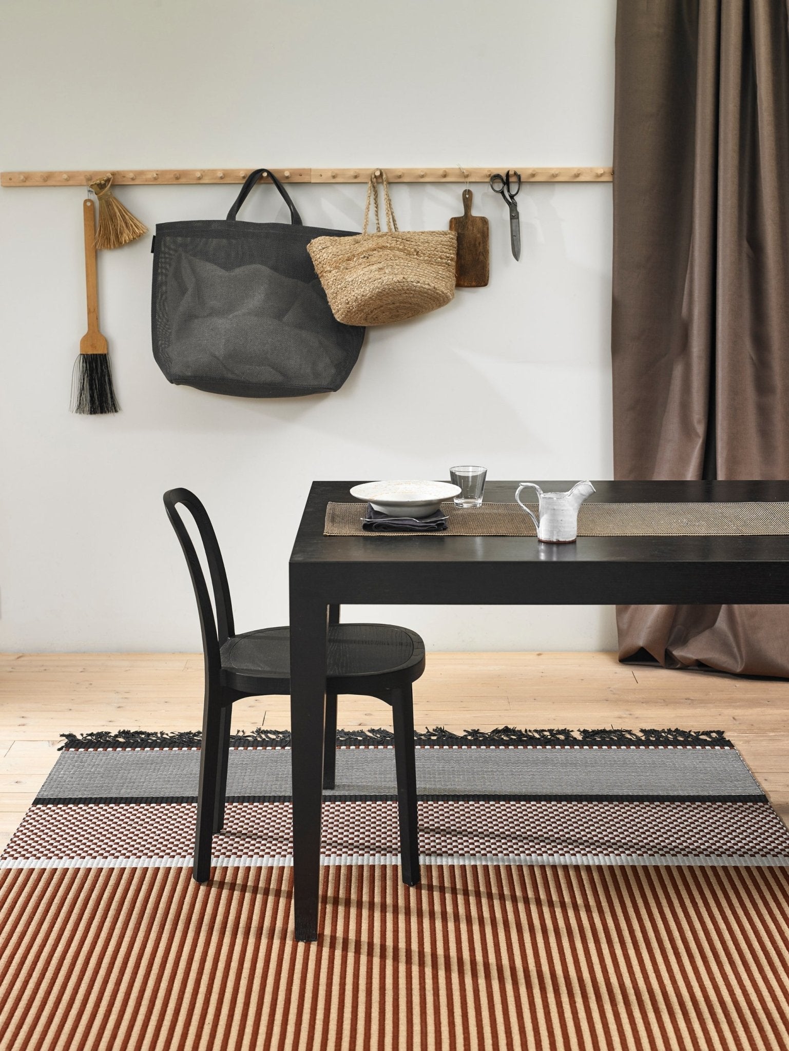 Woodnotes Siro tuoli musta - Laatukaluste