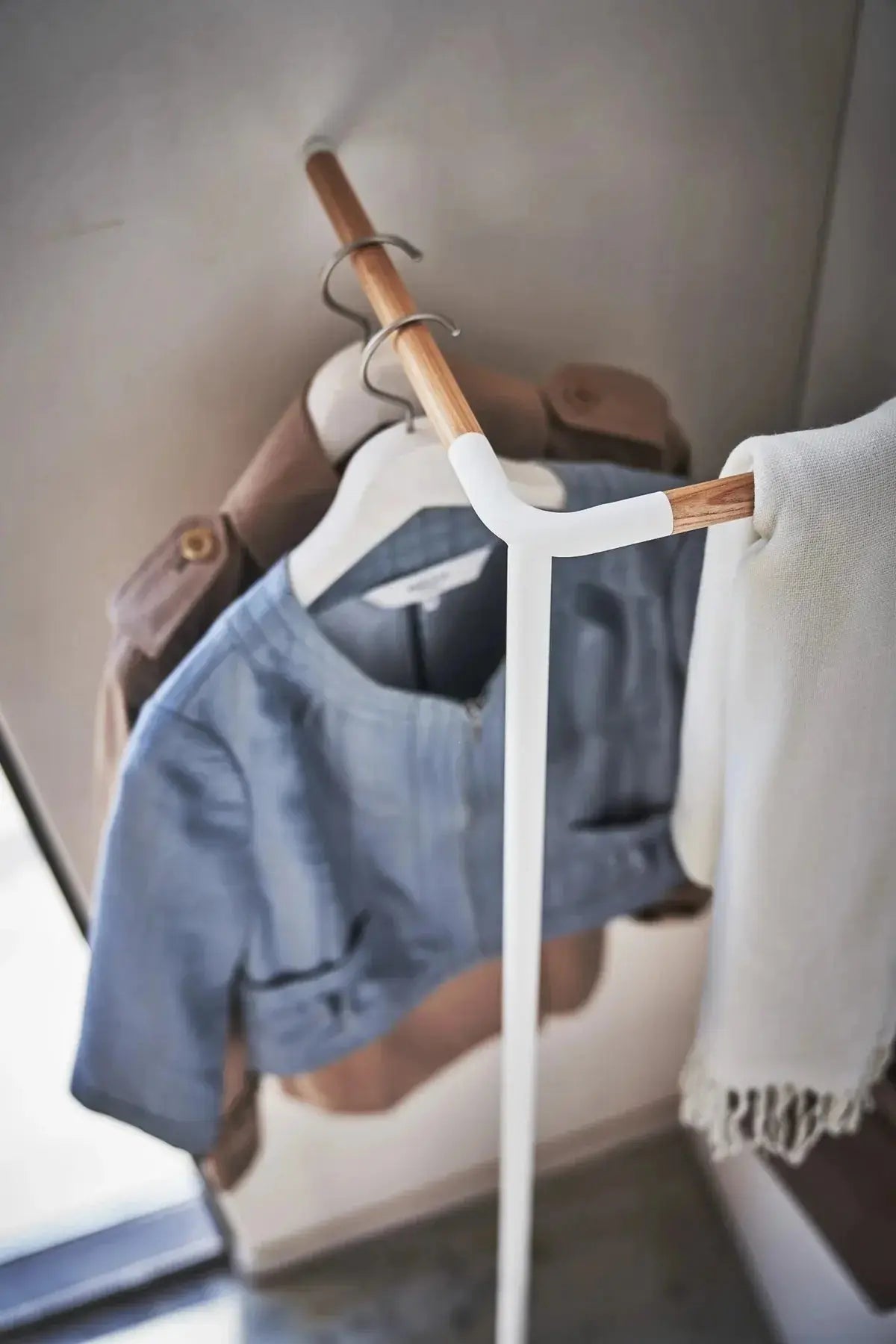 Yamazaki Tower Leaning nurkkavaateteline valkoinen Yamazaki