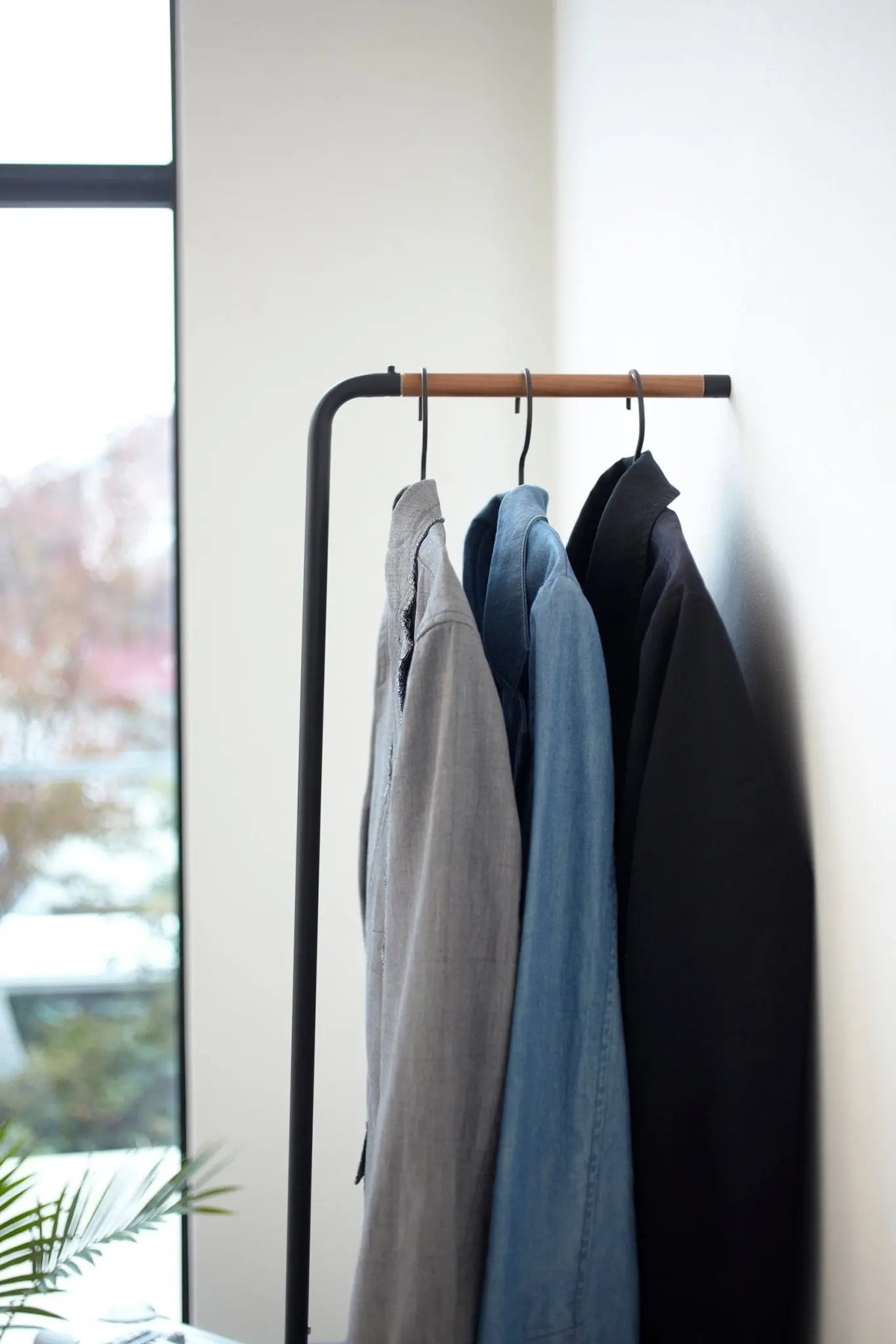 Yamazaki Tower Slim vaateteline musta - Laatukaluste