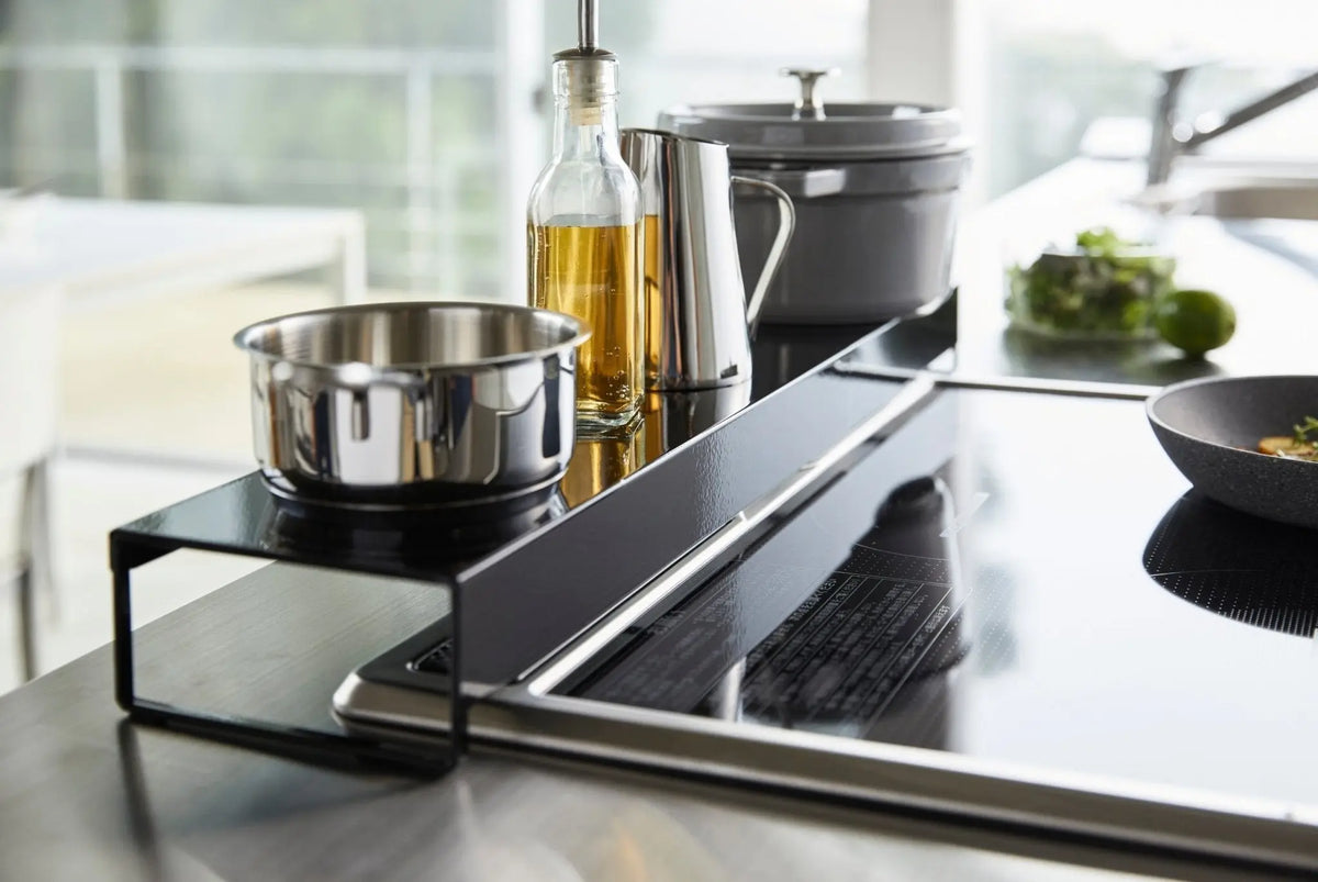 Yamazaki Tower säädettävä koroke musta - Laatukaluste