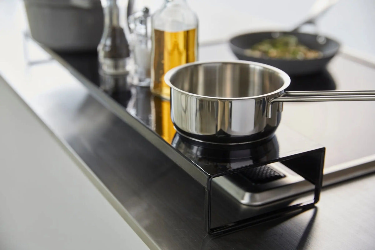 Yamazaki Tower säädettävä koroke musta - Laatukaluste