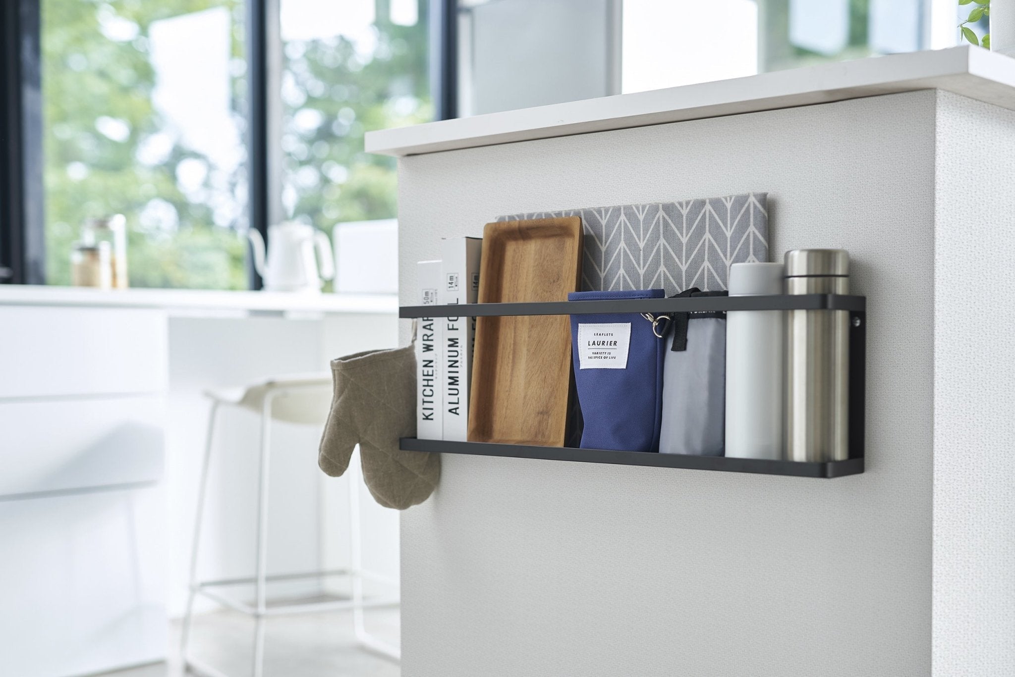 Yamazaki Tower seinähylly musta - Laatukaluste