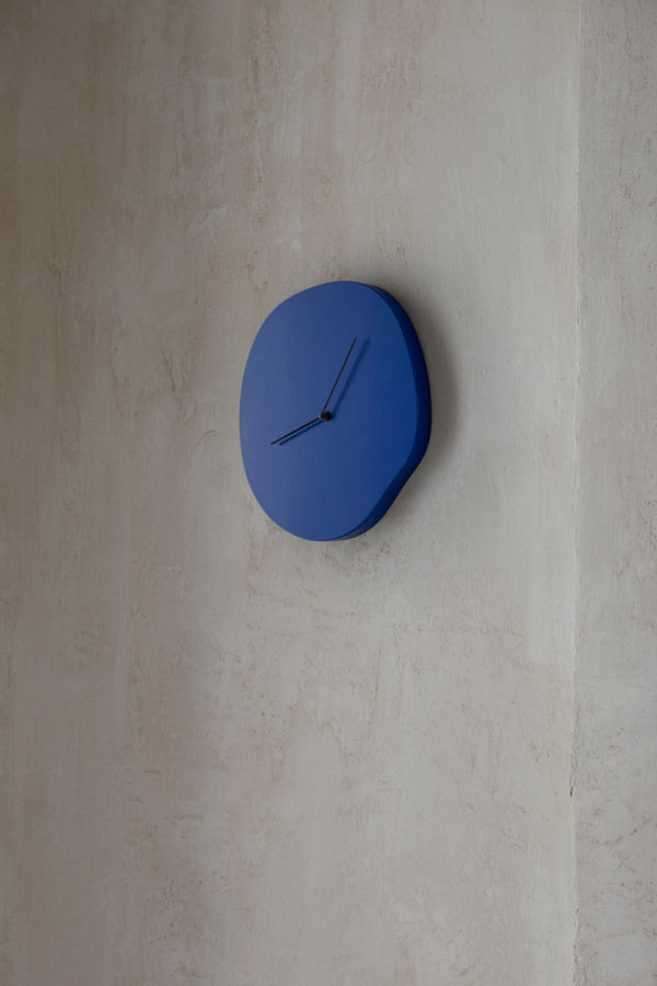 Ferm Living Melt seinäkello sininen