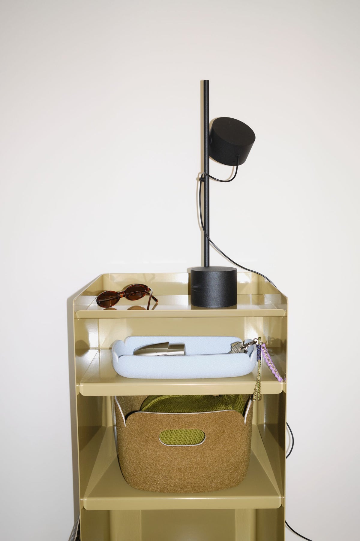 Muuto Folded low serving trolley open beige-green