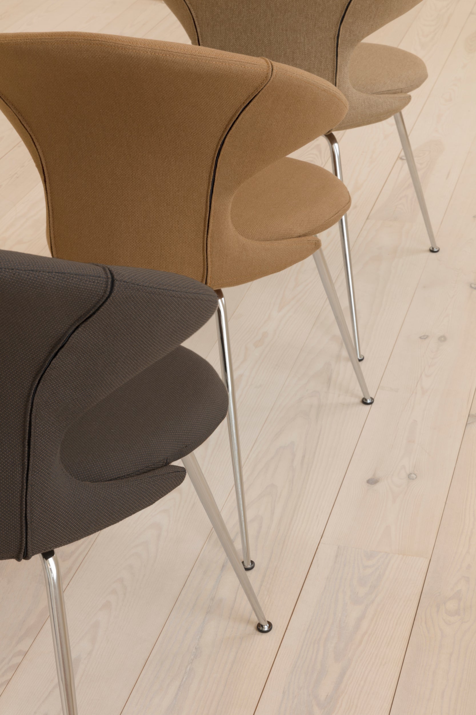 UMAGE Time Flies tuoli Mocca/kromi Umage