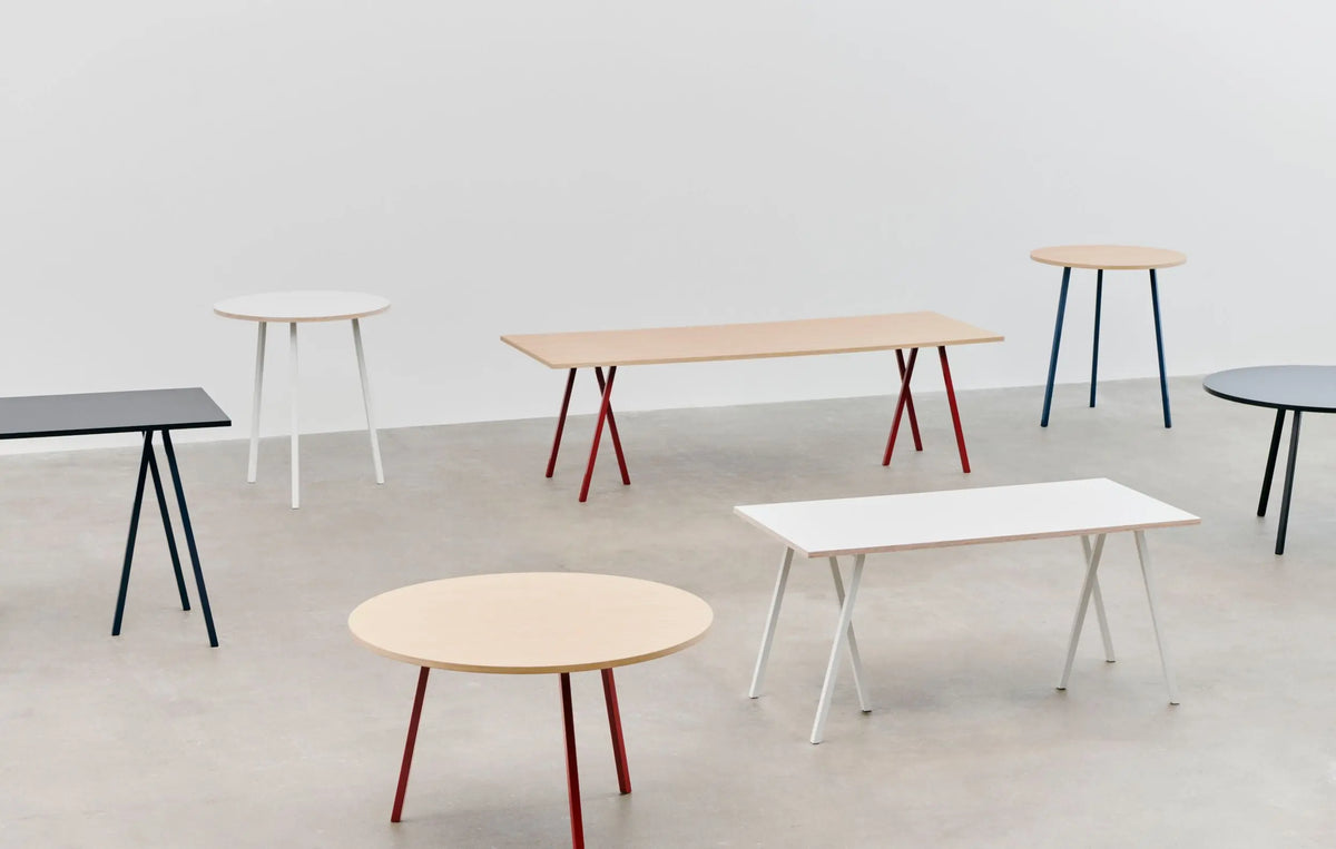 HAY Loop Stand pöytä Ø120 sininen/tammi HAY