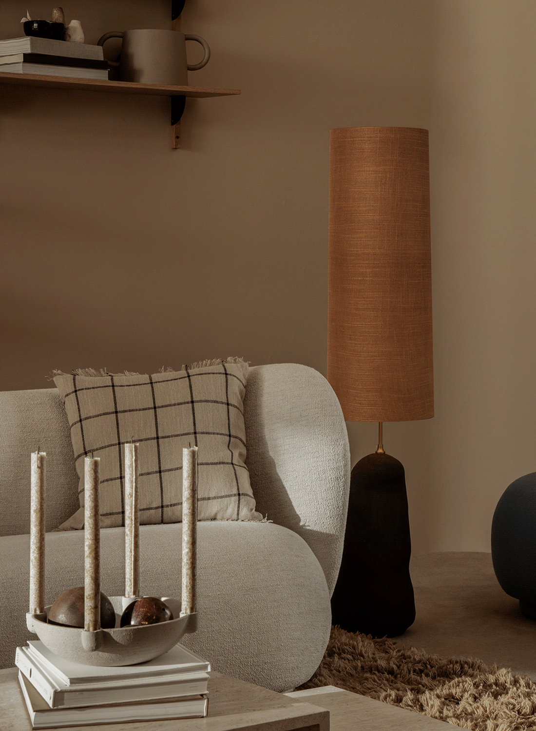 Ferm Living Hebe jalka L tummanharmaa - Laatukaluste