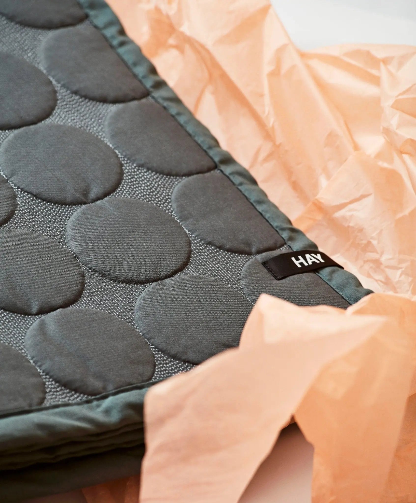 HAY Mega Dot päiväpeitto 260x260 tummanharmaa - Laatukaluste