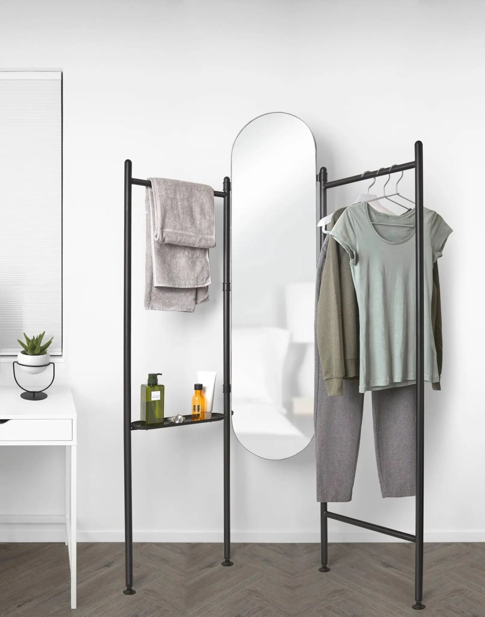 Umbra Vala lattiapeili musta - Laatukaluste